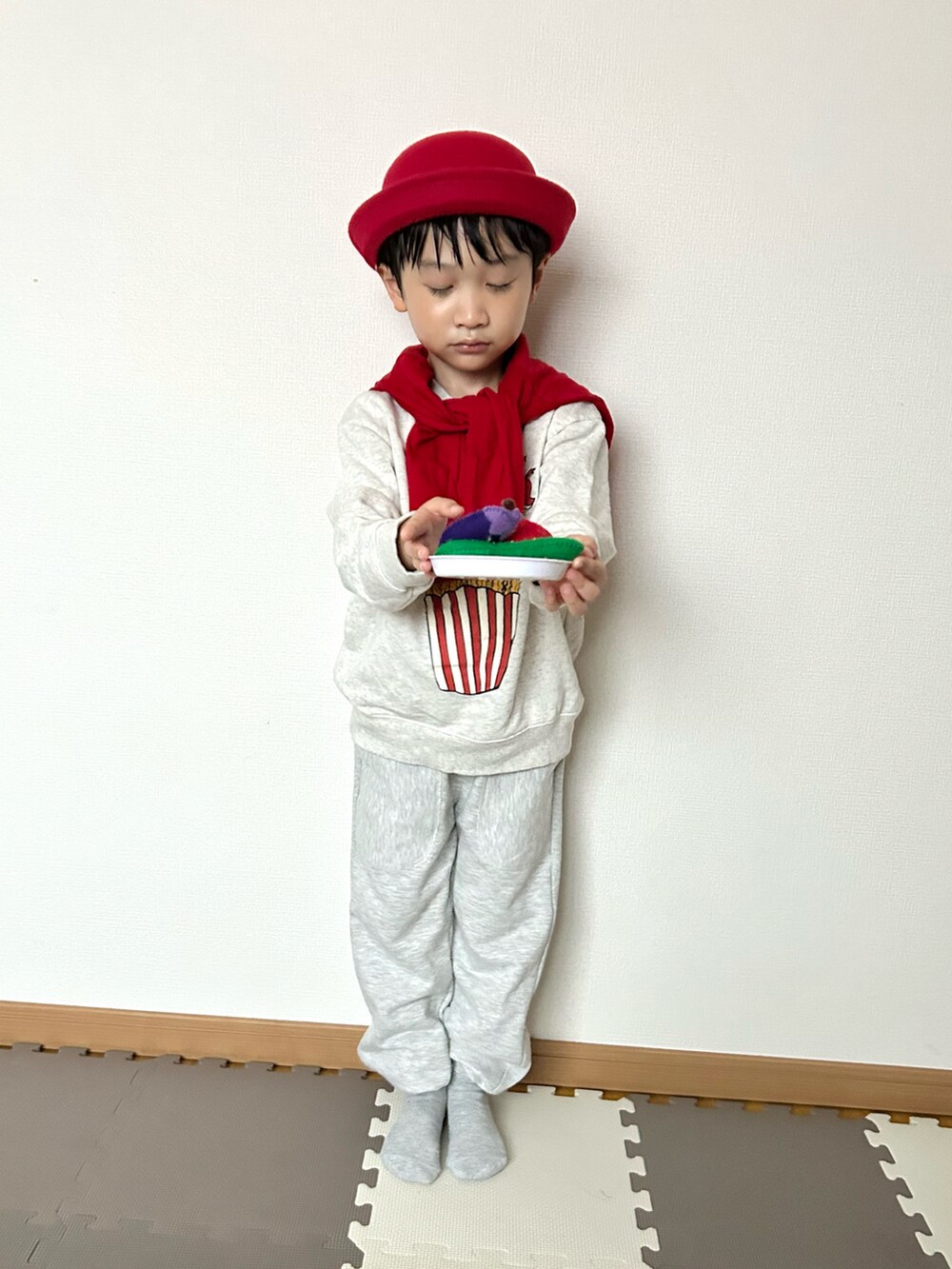 その他のスウェット、グレー系のスウェットパンツ、レッド系のTシャツ/カットソーを着用したキッズの秋コーディネートの3枚目の写真