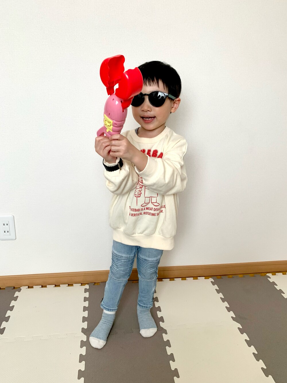 「お洒落さんとつながりたい、春コーデ、キッズ、スウェット、男の子、キッズコーデ、プチプラ、シンプルコーデ、デニム、ビッグシルエット」｜「Life Support Productsの裏毛プリントスウェット(80～150cm)（スウェット、ホワイト系）」を使った、Genさん（キッズ・90cm）の春コーディネートの4枚目の写真