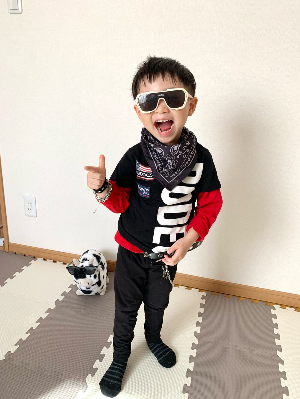 ブラック系のTシャツ/カットソー、レッド系のTシャツ/カットソー、ブラック系のその他パンツを着用したキッズの春コーディネートの2枚目の写真
