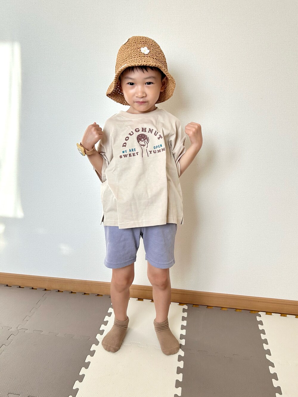 パープル系のその他パンツ、ベージュ系のTシャツ/カットソー、その他のソックス/靴下を着用したキッズの夏コーディネートの2枚目の写真