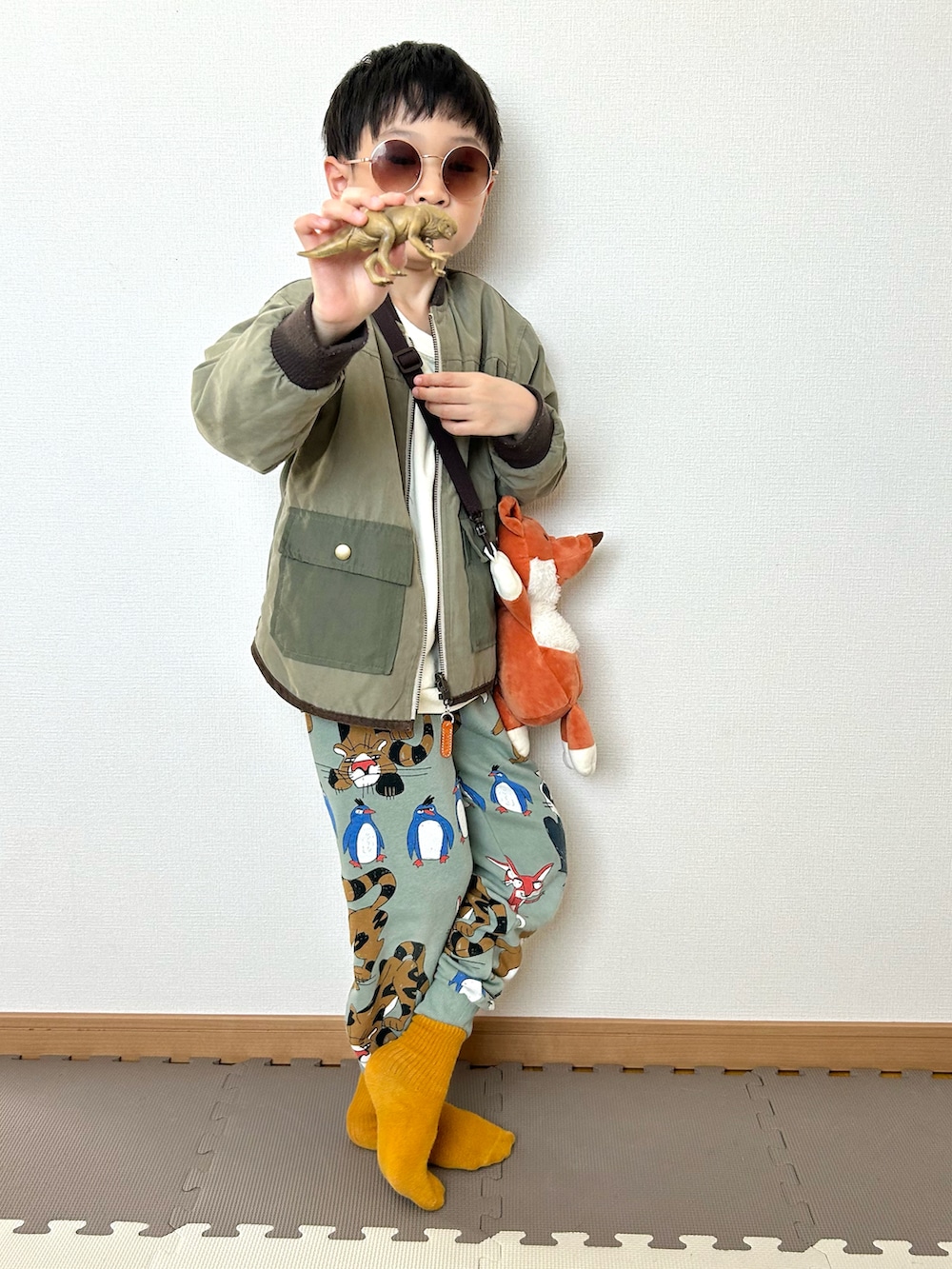 ホワイト系のスウェット、ブラウン系のジャケット/アウター、グリーン系のスウェットパンツを着用したキッズの冬コーディネートの2枚目の写真