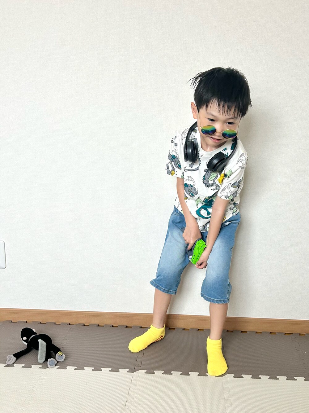 ブルー系のデニムパンツ、ホワイト系のTシャツ/カットソー、その他のソックス/靴下を着用したキッズの夏コーディネートの4枚目の写真
