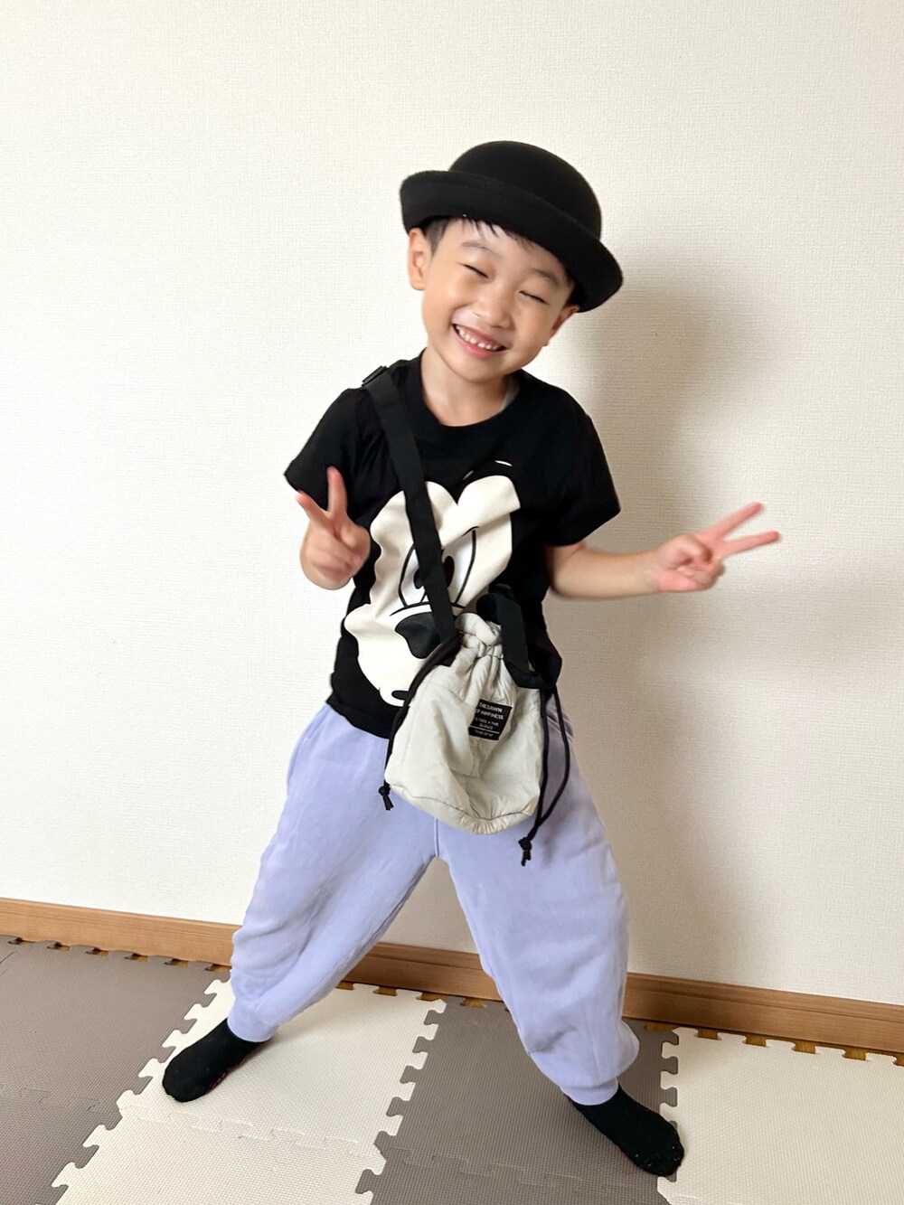 グレー系のショルダーバッグ、パープル系のスウェットパンツ、ブラック系のTシャツ/カットソーを着用したキッズの秋コーディネートの2枚目の写真