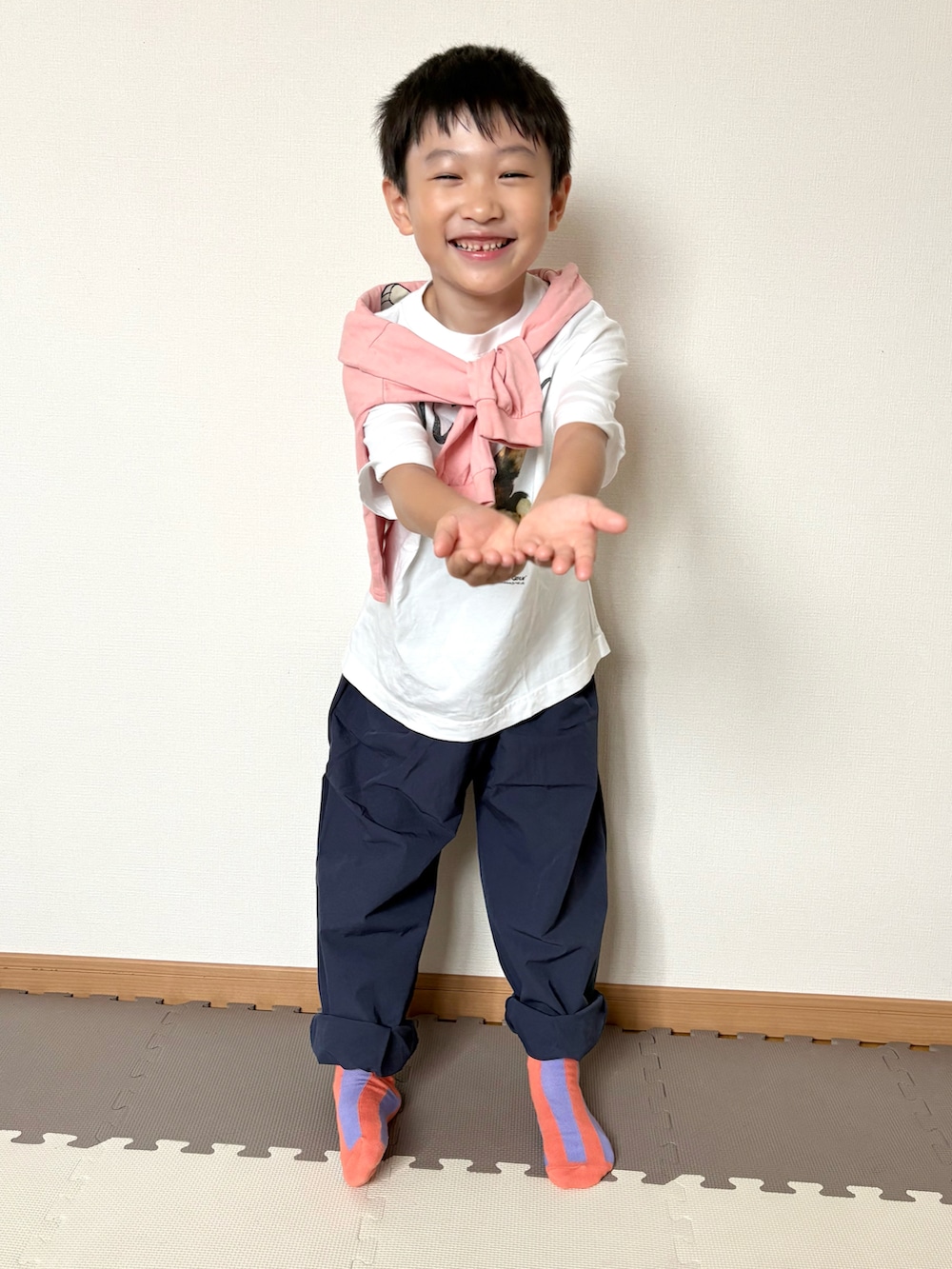 ブルー系のその他パンツ、ホワイト系のTシャツ/カットソー、ピンク系のソックス/靴下を着用したキッズの秋コーディネートの2枚目の写真