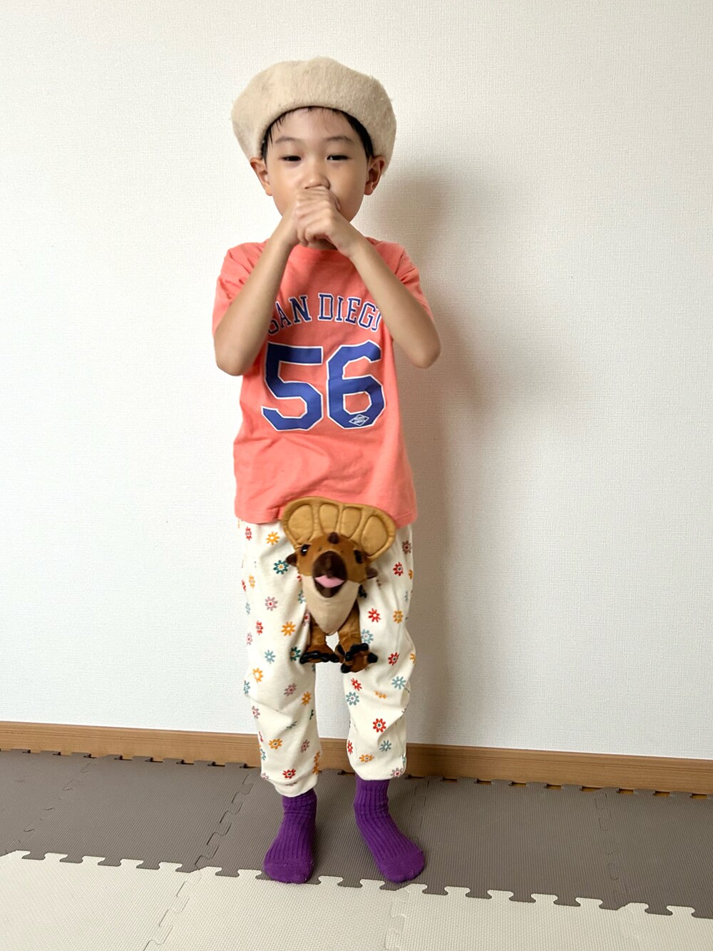 オレンジ系のTシャツ/カットソー、ホワイト系のその他パンツ、ピンク系のソックス/靴下を着用したキッズの秋コーディネートの3枚目の写真