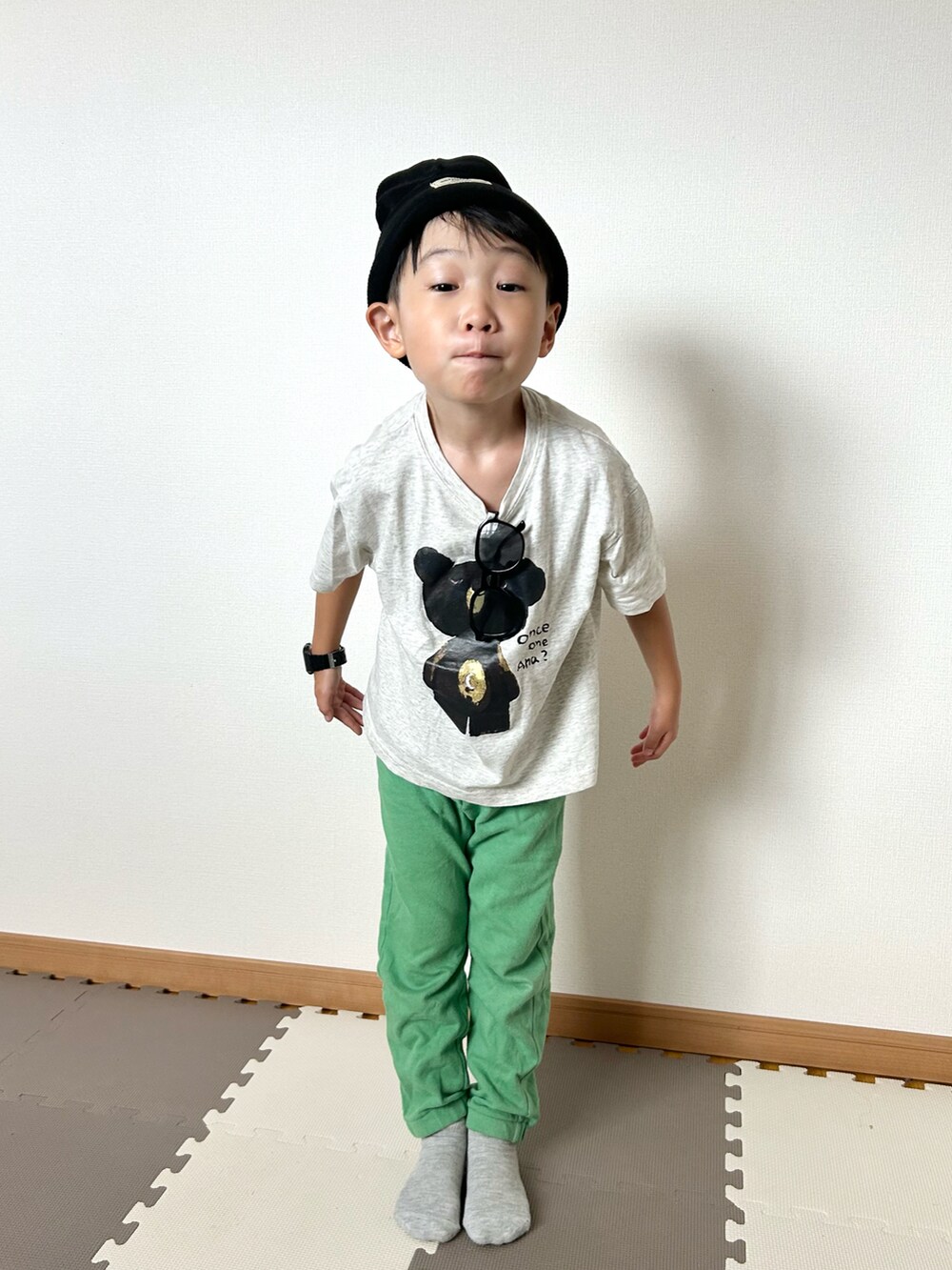 グリーン系のスウェットパンツ、グレー系のTシャツ/カットソー、ブラック系のサングラスを着用したキッズの秋コーディネートの4枚目の写真