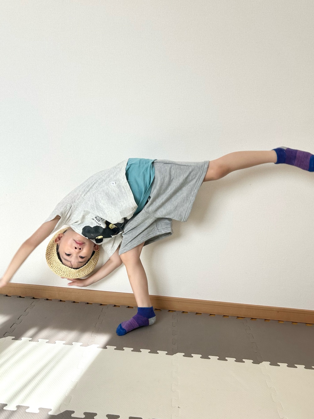 グレー系のその他パンツ、グレー系のTシャツ/カットソー、ブルー系のタンクトップを着用したキッズの夏コーディネートの5枚目の写真