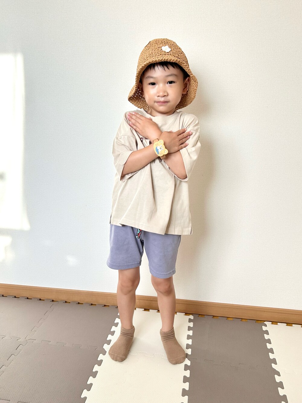 パープル系のその他パンツ、ベージュ系のTシャツ/カットソー、その他のソックス/靴下を着用したキッズの夏コーディネートの3枚目の写真