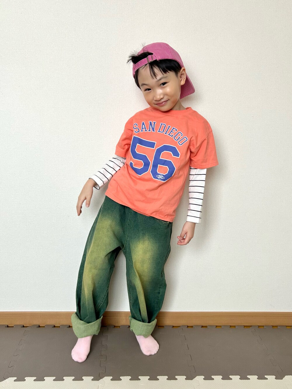 イエロー系のデニムパンツ、ホワイト系のTシャツ/カットソー、オレンジ系のTシャツ/カットソーを着用したキッズの春コーディネートの5枚目の写真