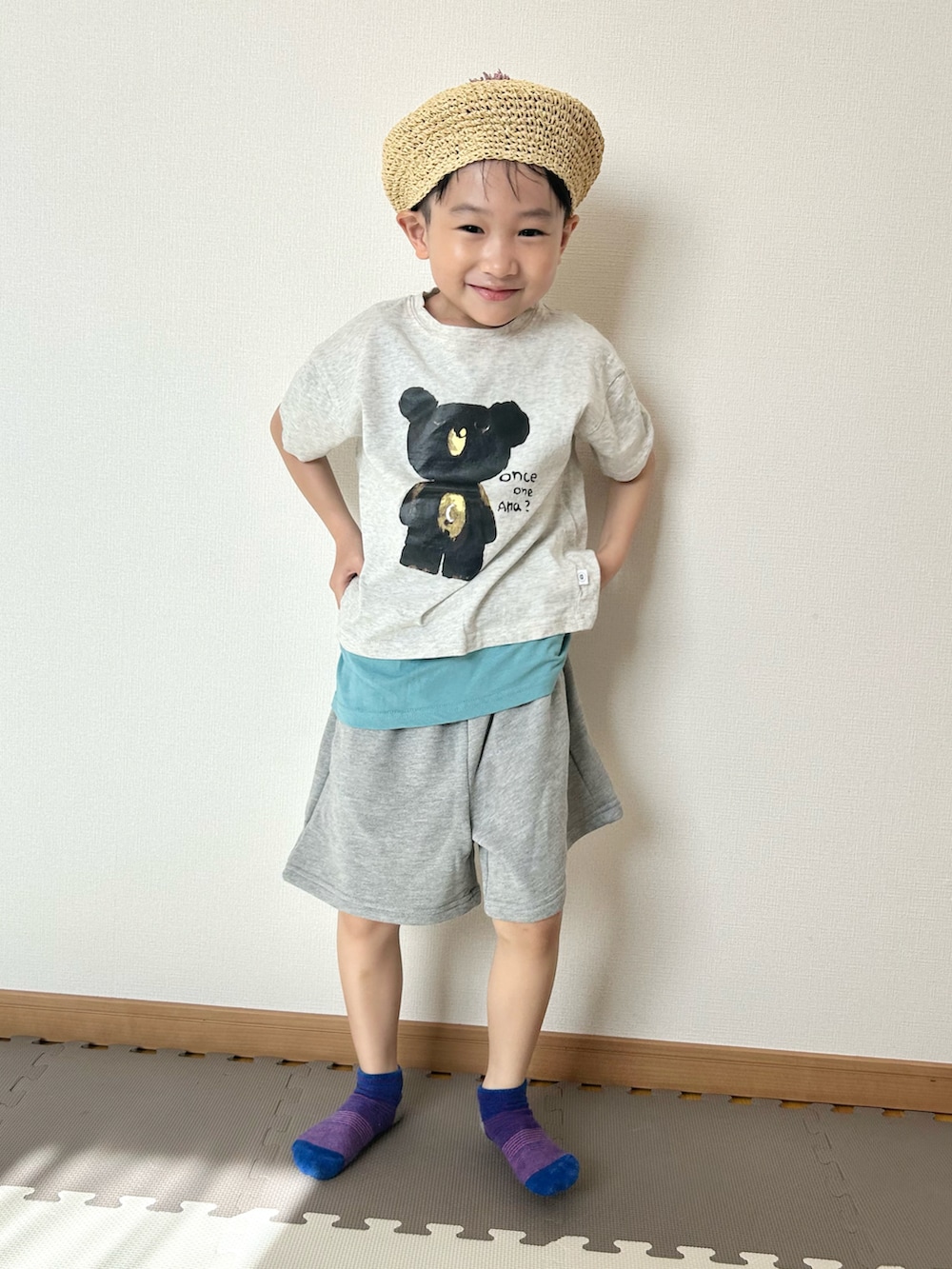 グレー系のその他パンツ、グレー系のTシャツ/カットソー、ブルー系のタンクトップを着用したキッズの夏コーディネートの2枚目の写真