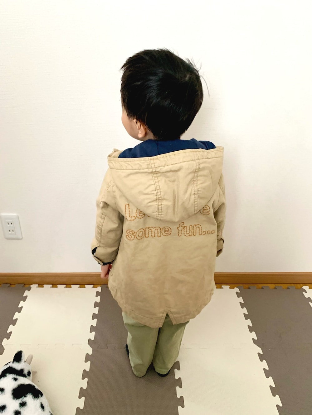 ブルー系のスウェット、ベージュ系のミリタリージャケット、グリーン系のチノパンツを着用したキッズの冬コーディネートの5枚目の写真