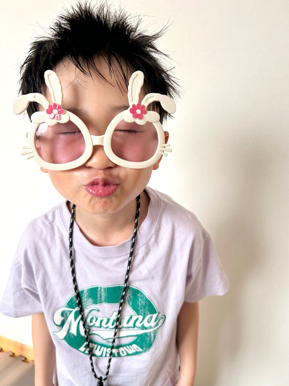 パープル系のTシャツ/カットソー、ホワイト系のセットアップ、その他のその他を着用したキッズの夏コーディネートの5枚目の写真