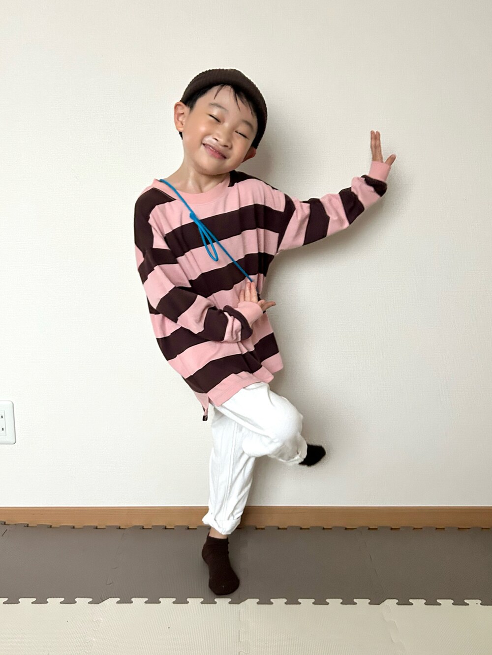 ピンク系のTシャツ/カットソー、ホワイト系のデニムパンツ、ブルー系のショルダーバッグを着用したキッズの秋コーディネートの4枚目の写真