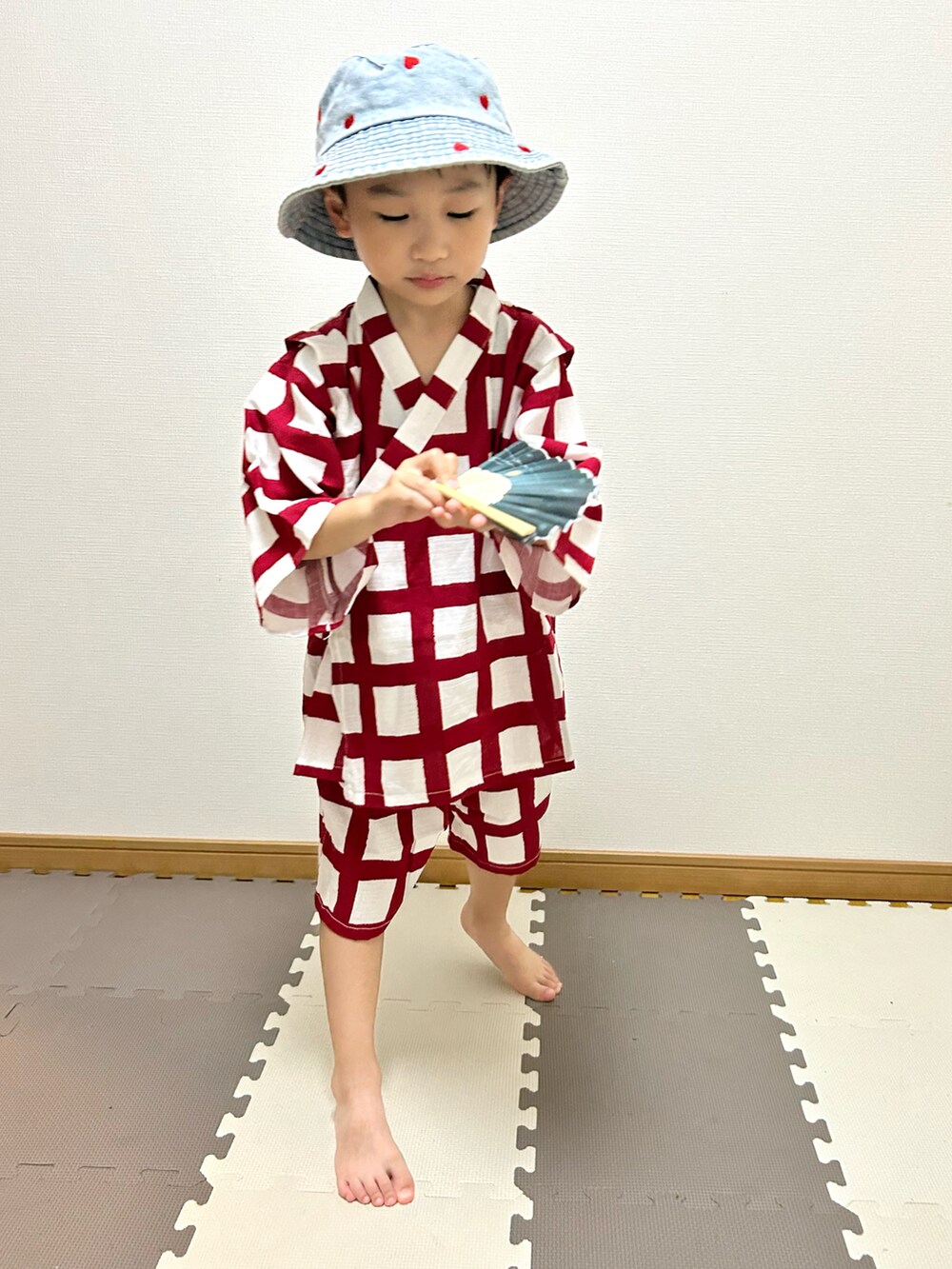 ブルー系のハット、レッド系の浴衣、レッド系のおもちゃを着用したキッズの夏コーディネートの2枚目の写真