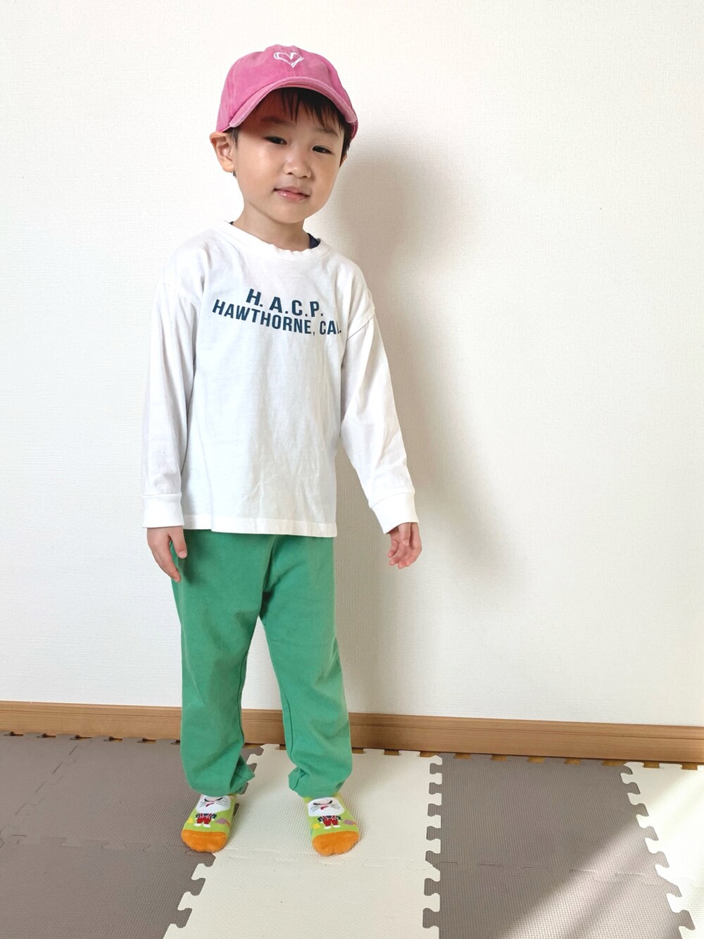 ホワイト系のTシャツ/カットソー、グリーン系のスウェットパンツ、グリーン系のソックス/靴下を着用したキッズの春コーディネートの3枚目の写真