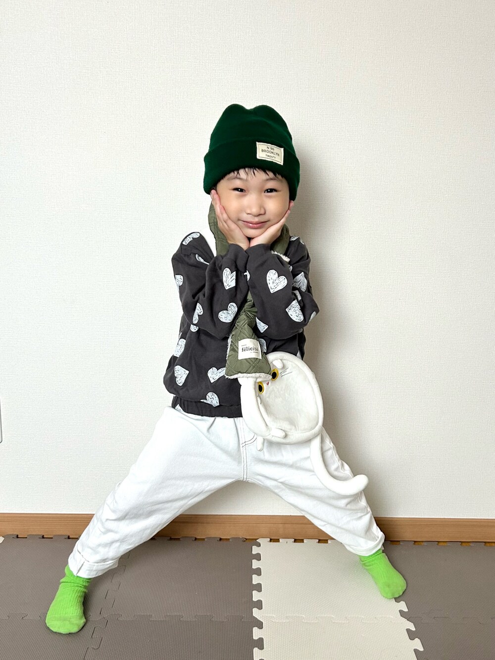 ホワイト系のデニムパンツ、グレー系のスウェット、ホワイト系のショルダーバッグを着用したキッズの秋コーディネートの5枚目の写真