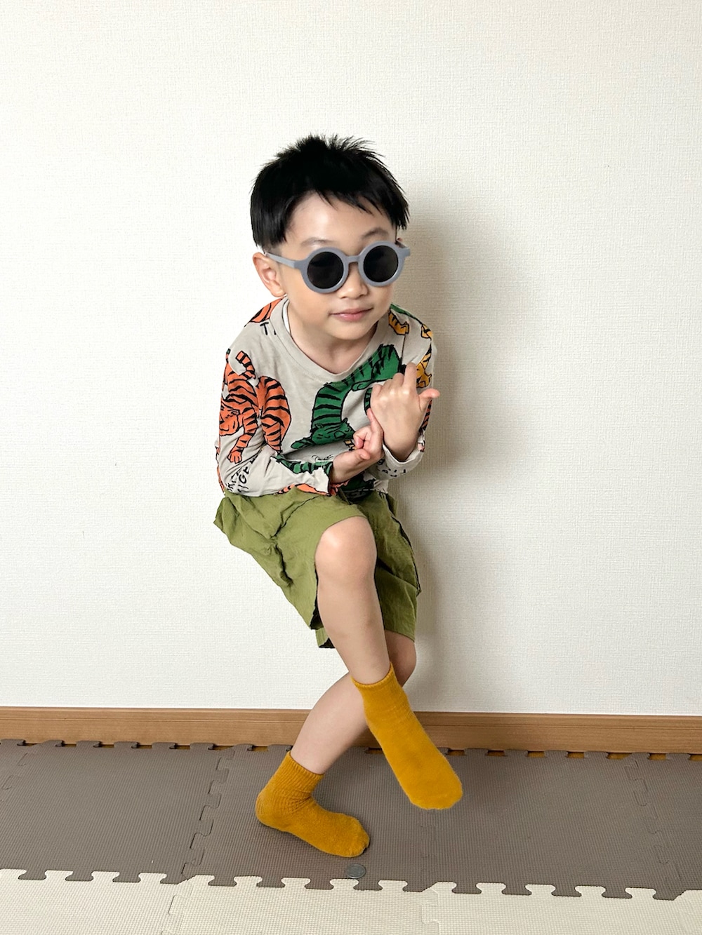 グリーン系のその他パンツ、その他のTシャツ/カットソー、グレー系のサングラスを着用したキッズの春コーディネートの5枚目の写真