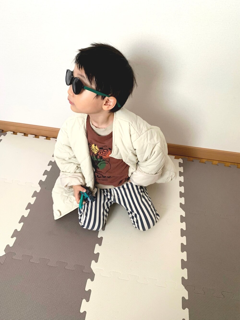 ブルー系のチノパンツ、ブラウン系のスウェット、ホワイト系のブルゾンを着用したキッズの冬コーディネートの4枚目の写真