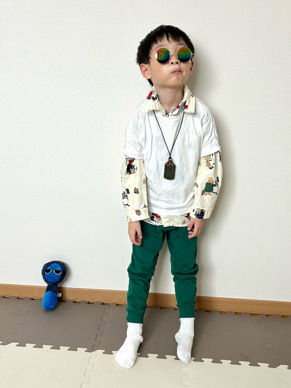 ベージュ系のシャツ/ブラウス、ホワイト系のスウェットパンツ、ホワイト系のTシャツ/カットソーを着用したキッズの春コーディネートの3枚目の写真