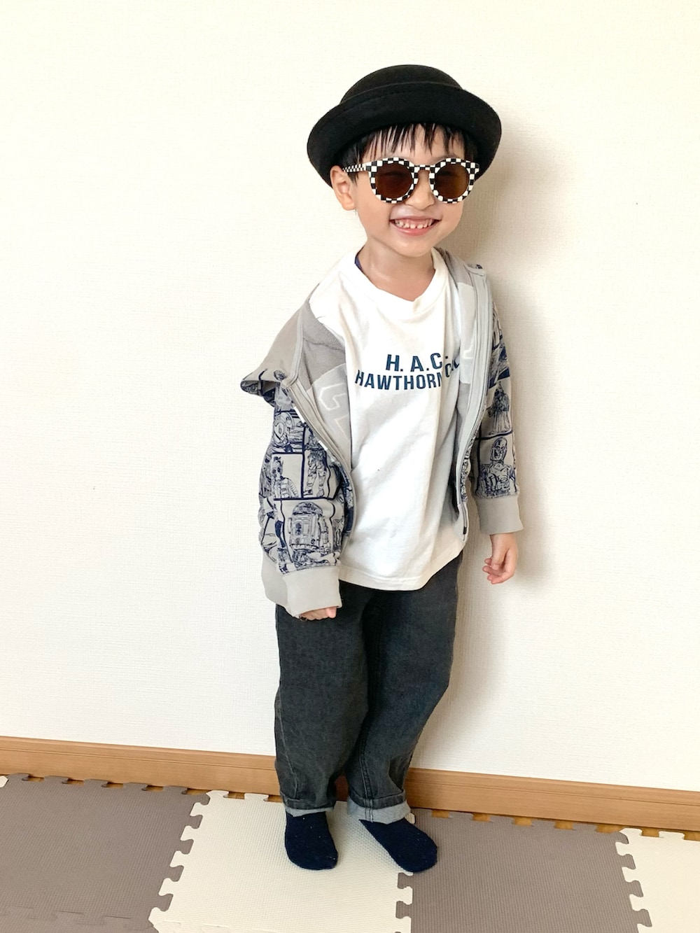 ブルー系のパーカー、ホワイト系のTシャツ/カットソー、ブラック系のデニムパンツを着用したキッズの秋コーディネートの5枚目の写真