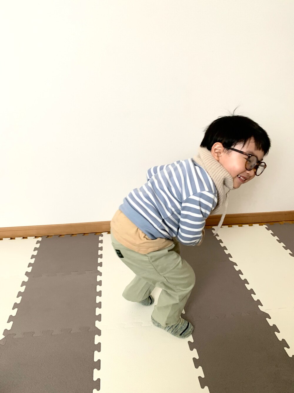 グリーン系のチノパンツ、ブルー系のスウェット、ベージュ系のTシャツ/カットソーを着用したキッズの冬コーディネートの3枚目の写真