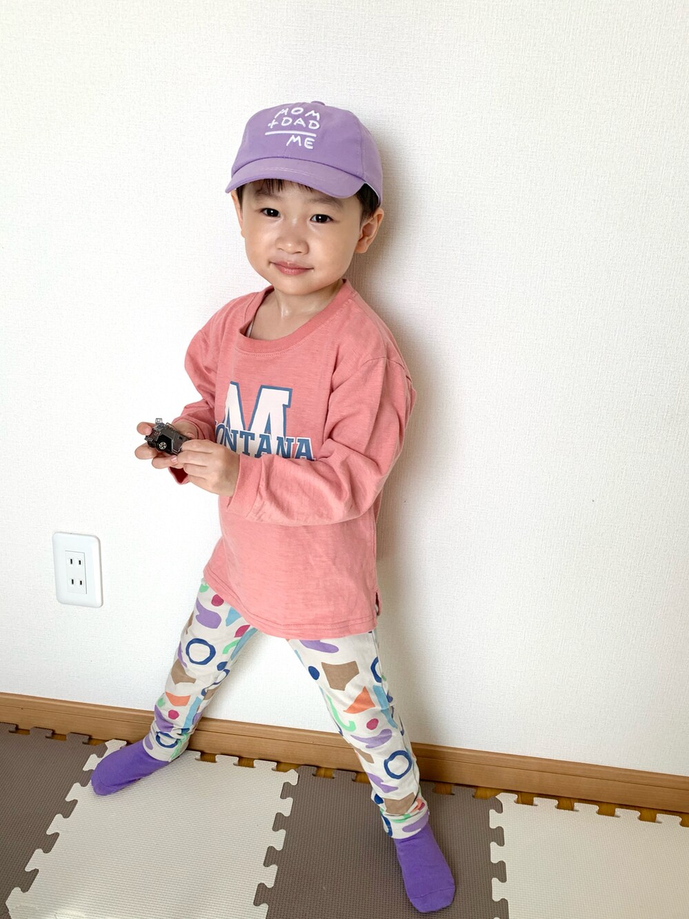 ピンク系のTシャツ/カットソー、その他のその他パンツ、オレンジ系のソックス/靴下を着用したキッズの春コーディネートの2枚目の写真