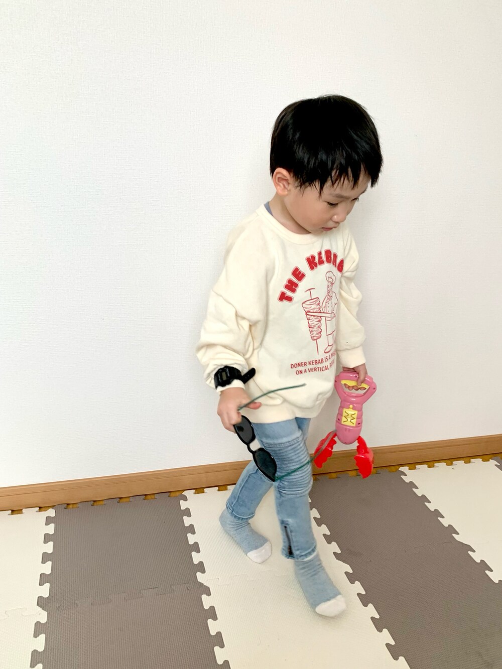 「お洒落さんとつながりたい、春コーデ、キッズ、スウェット、男の子、キッズコーデ、プチプラ、シンプルコーデ、デニム、ビッグシルエット」｜「Life Support Productsの裏毛プリントスウェット(80～150cm)（スウェット、ホワイト系）」を使った、Genさん（キッズ・90cm）の春コーディネートの3枚目の写真