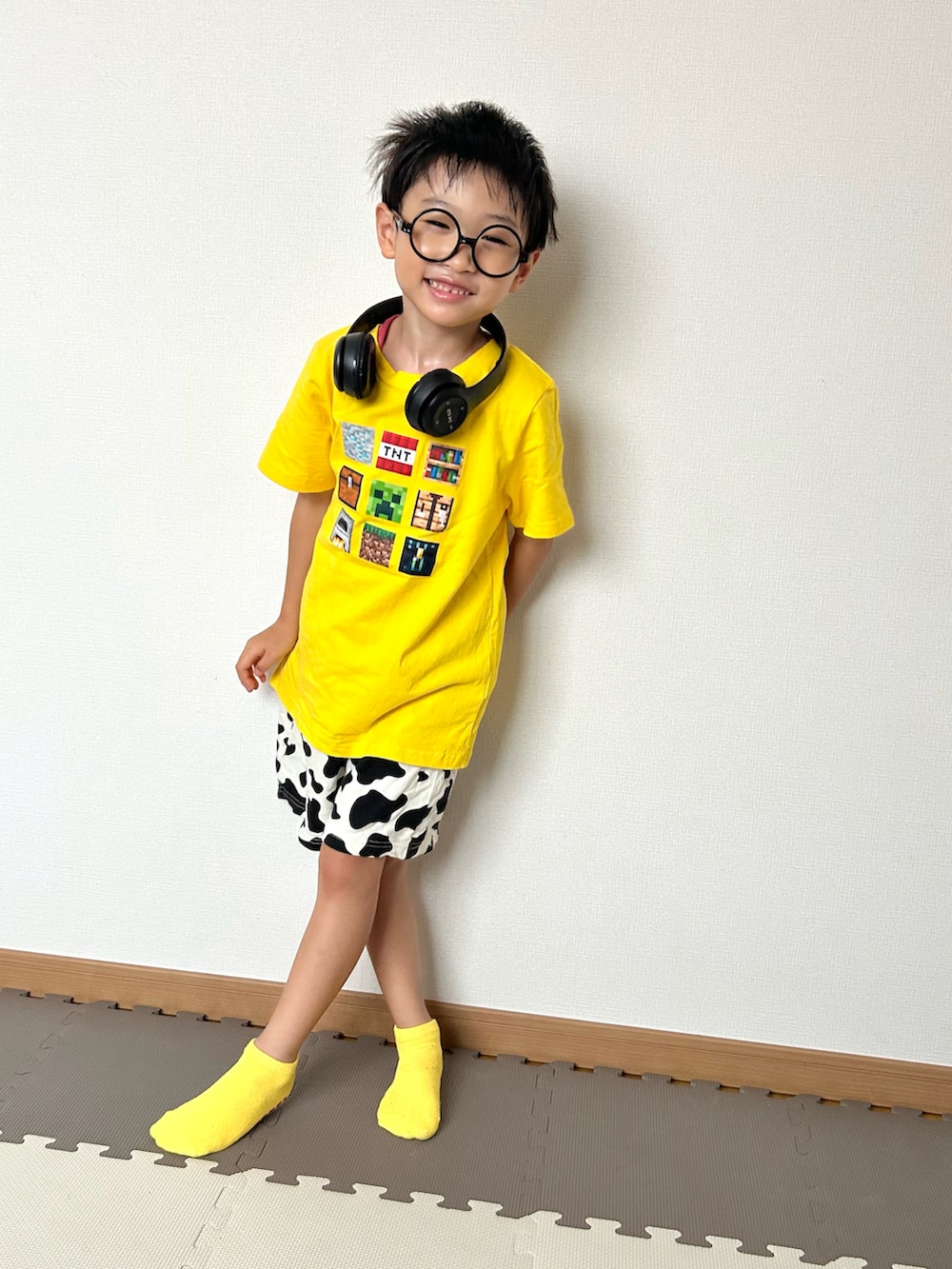 ホワイト系のその他パンツ、イエロー系のTシャツ/カットソー、その他のソックス/靴下を着用したキッズの夏コーディネートの3枚目の写真