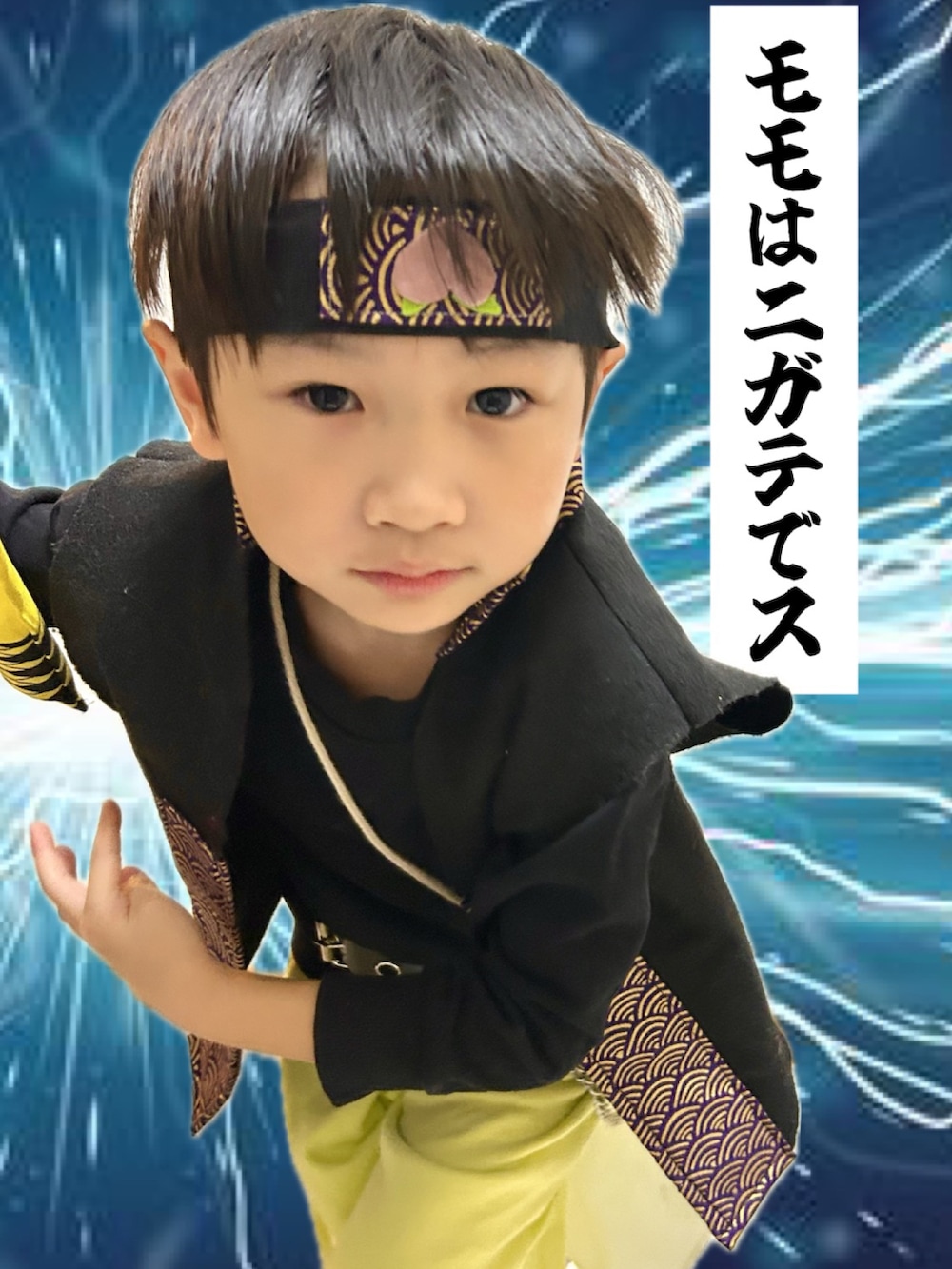 グリーン系のその他パンツ、ブラック系のフォーマルスーツ/小物、ブラック系のスウェットを着用したキッズの秋コーディネートの3枚目の写真