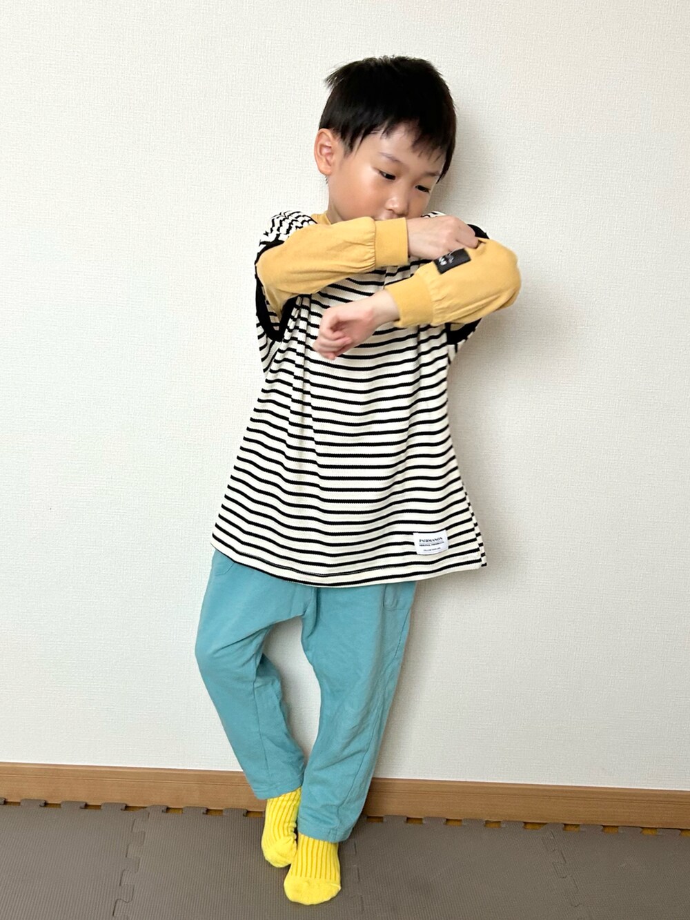 ホワイト系のセットアップ、ブルー系のその他パンツ、イエロー系のTシャツ/カットソーを着用したキッズの春コーディネートの2枚目の写真