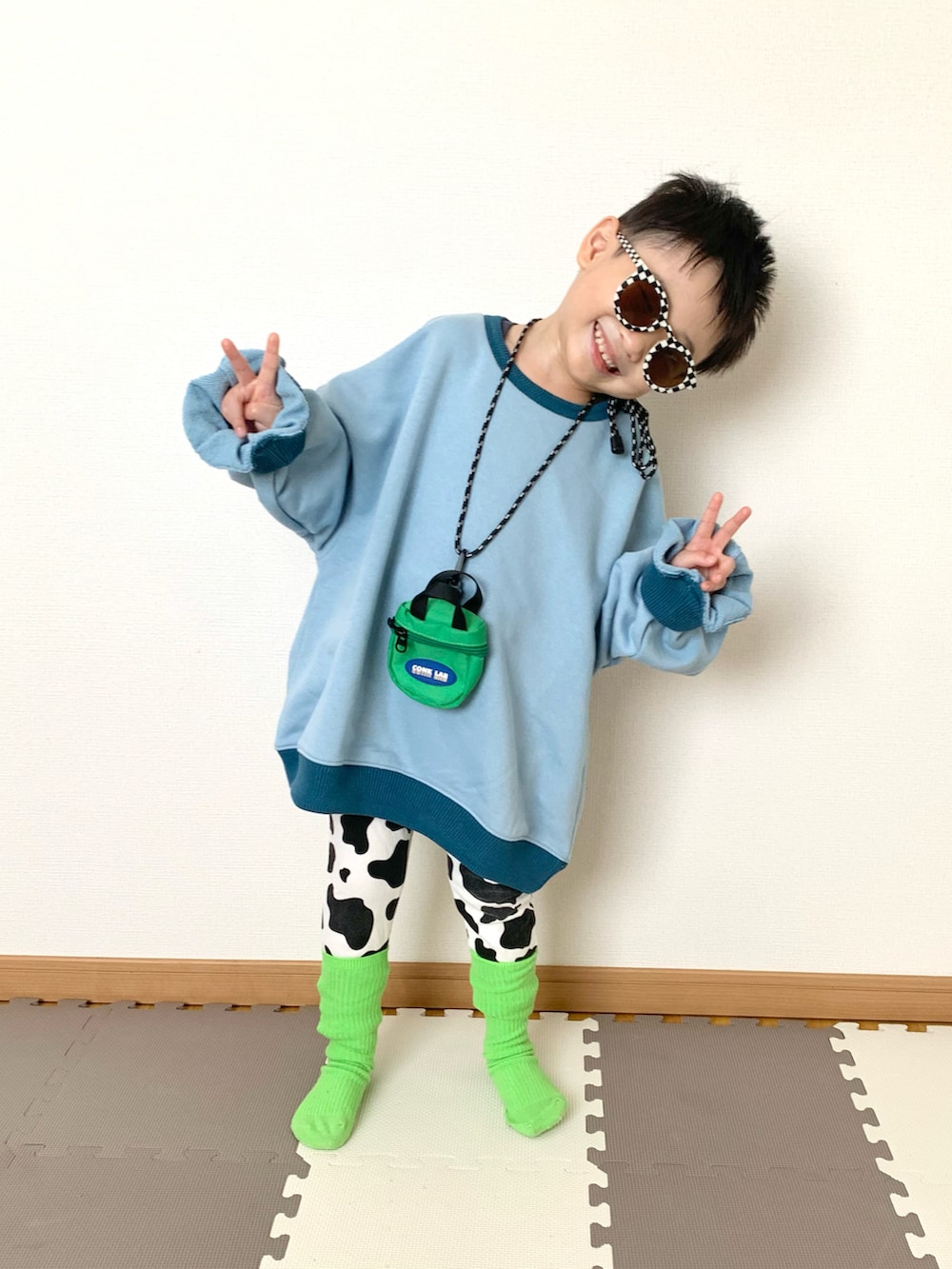 ブルー系のスウェット、グリーン系のバッグ、ホワイト系のその他パンツを着用したキッズの春コーディネートの5枚目の写真