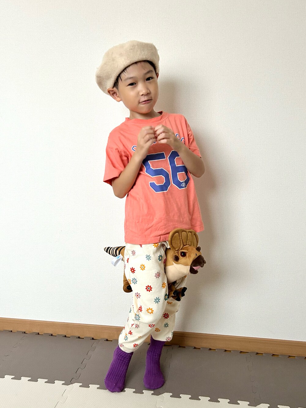 オレンジ系のTシャツ/カットソー、ホワイト系のその他パンツ、ピンク系のソックス/靴下を着用したキッズの秋コーディネートの4枚目の写真