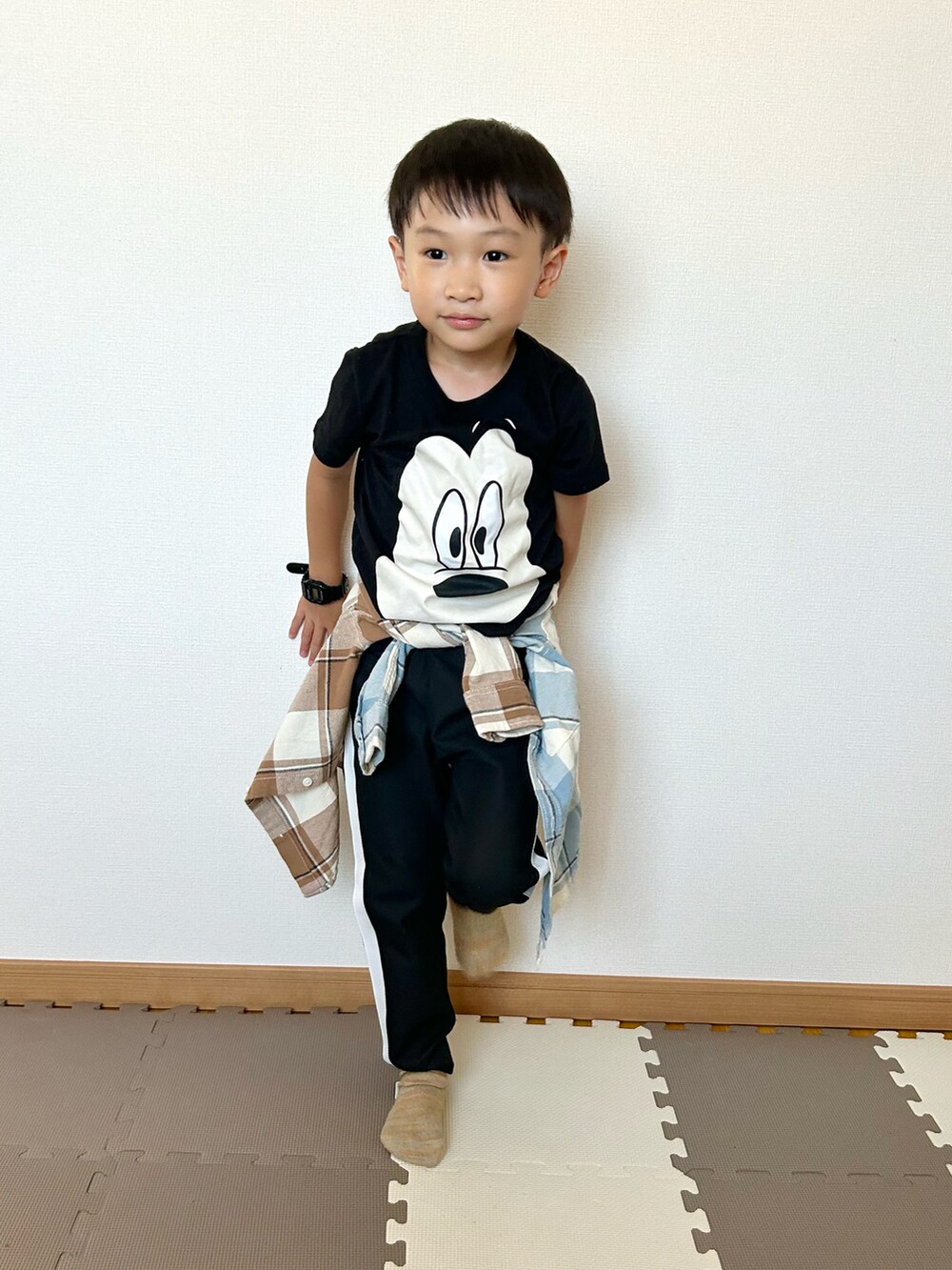 ブラック系のその他パンツ、ブラック系のTシャツ/カットソー、その他のシャツ/ブラウスを着用したキッズの秋コーディネートの3枚目の写真