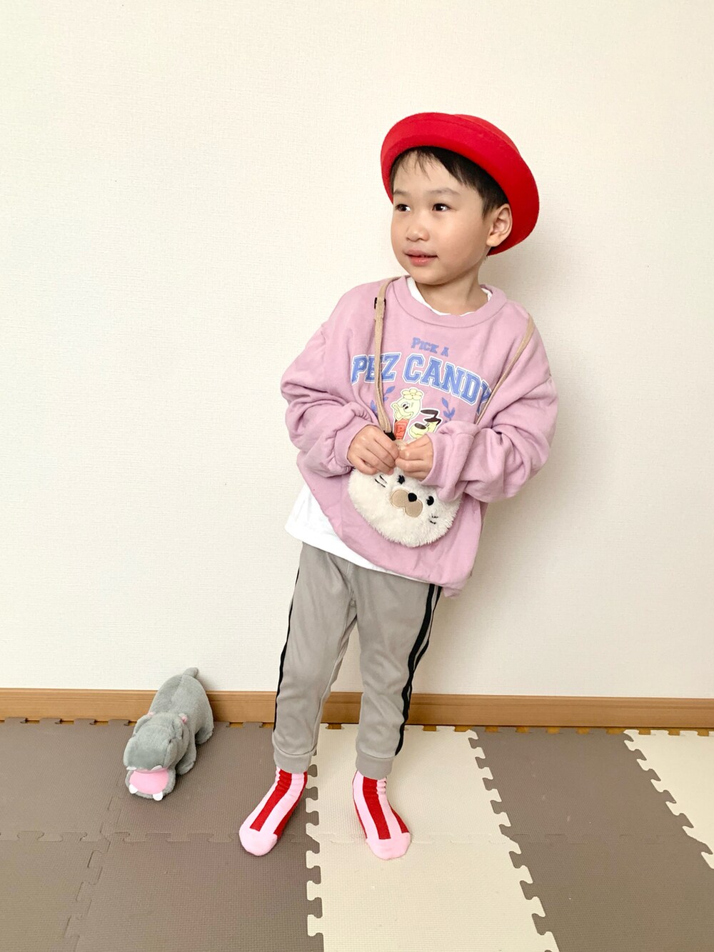 グレー系のその他パンツ、ピンク系のスウェット、ホワイト系のショルダーバッグを着用したキッズの春コーディネートの4枚目の写真