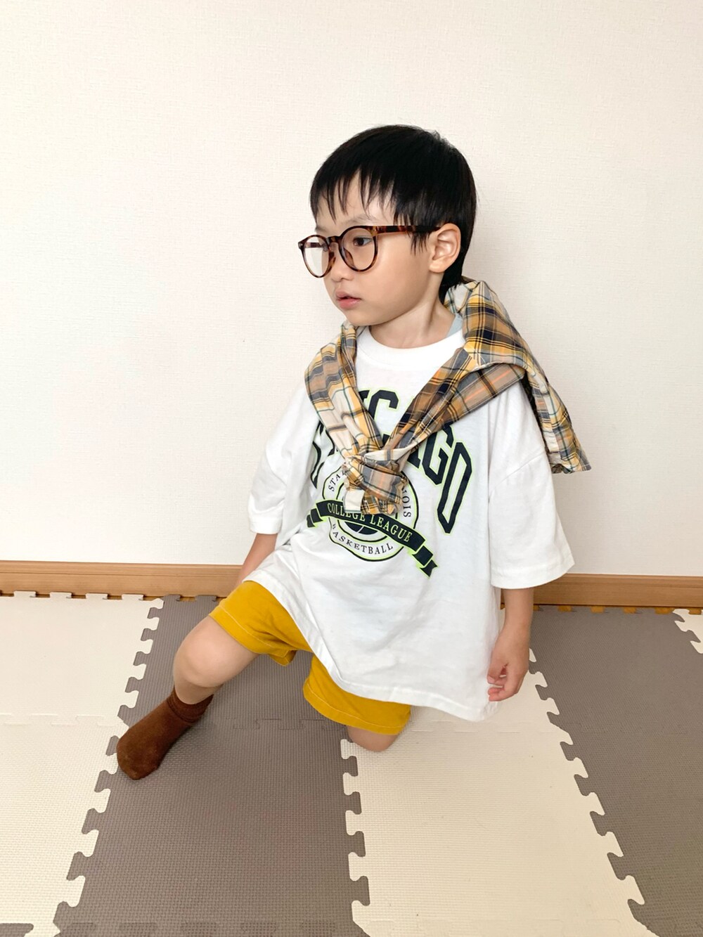 ホワイト系のTシャツ/カットソー、オレンジ系のショルダーバッグ、イエロー系のパンツを着用したキッズの秋コーディネートの2枚目の写真