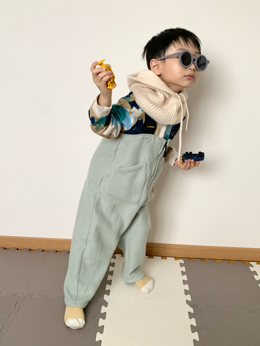 グリーン系のサロペット/オーバーオール、その他のスウェット、ホワイト系のネックウォーマー/スヌードを着用したキッズの冬コーディネートの4枚目の写真