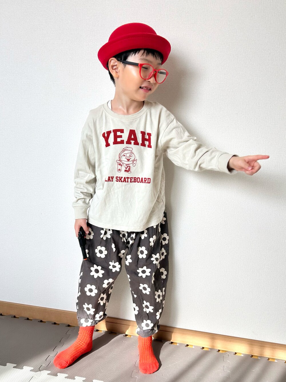 その他のTシャツ/カットソー、ブラック系のその他パンツ、レッド系のメガネを着用したキッズの春コーディネートの2枚目の写真
