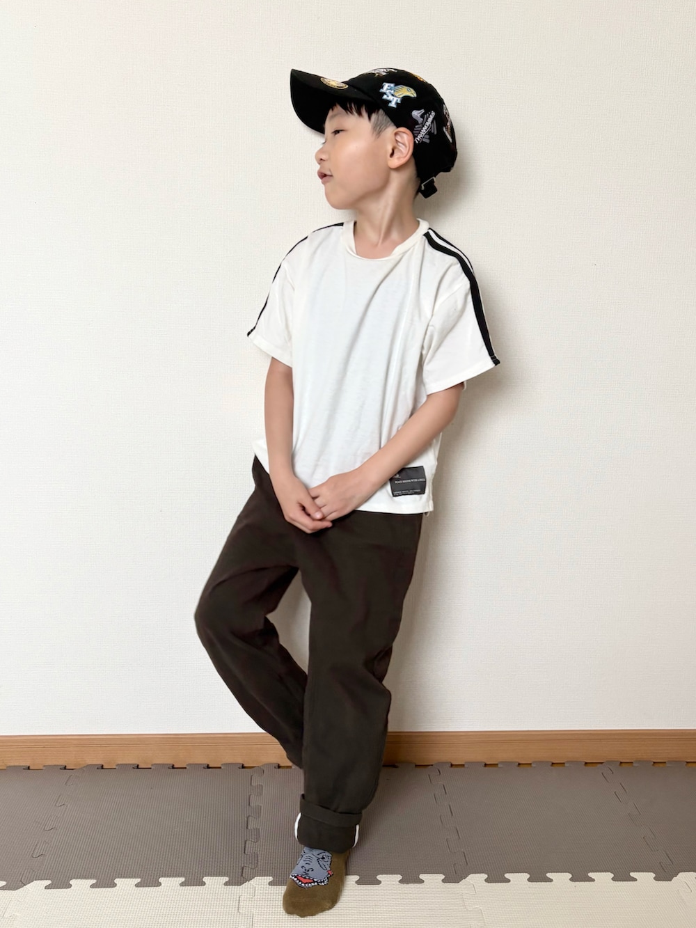 ホワイト系のTシャツ/カットソー、ブラウン系のチノパンツ、ベージュ系のソックス/靴下を着用したキッズの夏コーディネートの4枚目の写真