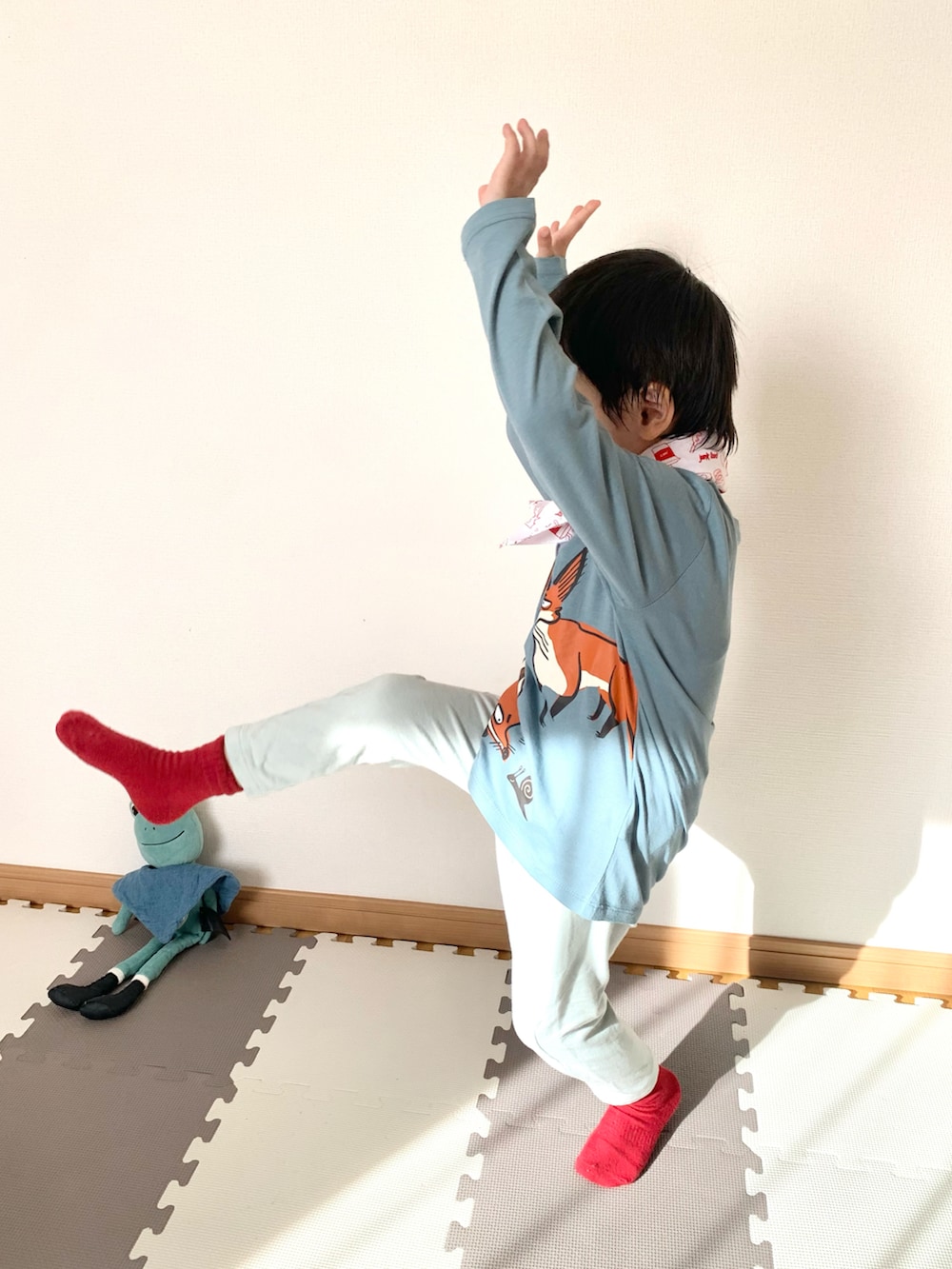 グリーン系のスウェットパンツ、グリーン系のTシャツ/カットソー、レッド系のソックス/靴下を着用したキッズの秋コーディネートの2枚目の写真