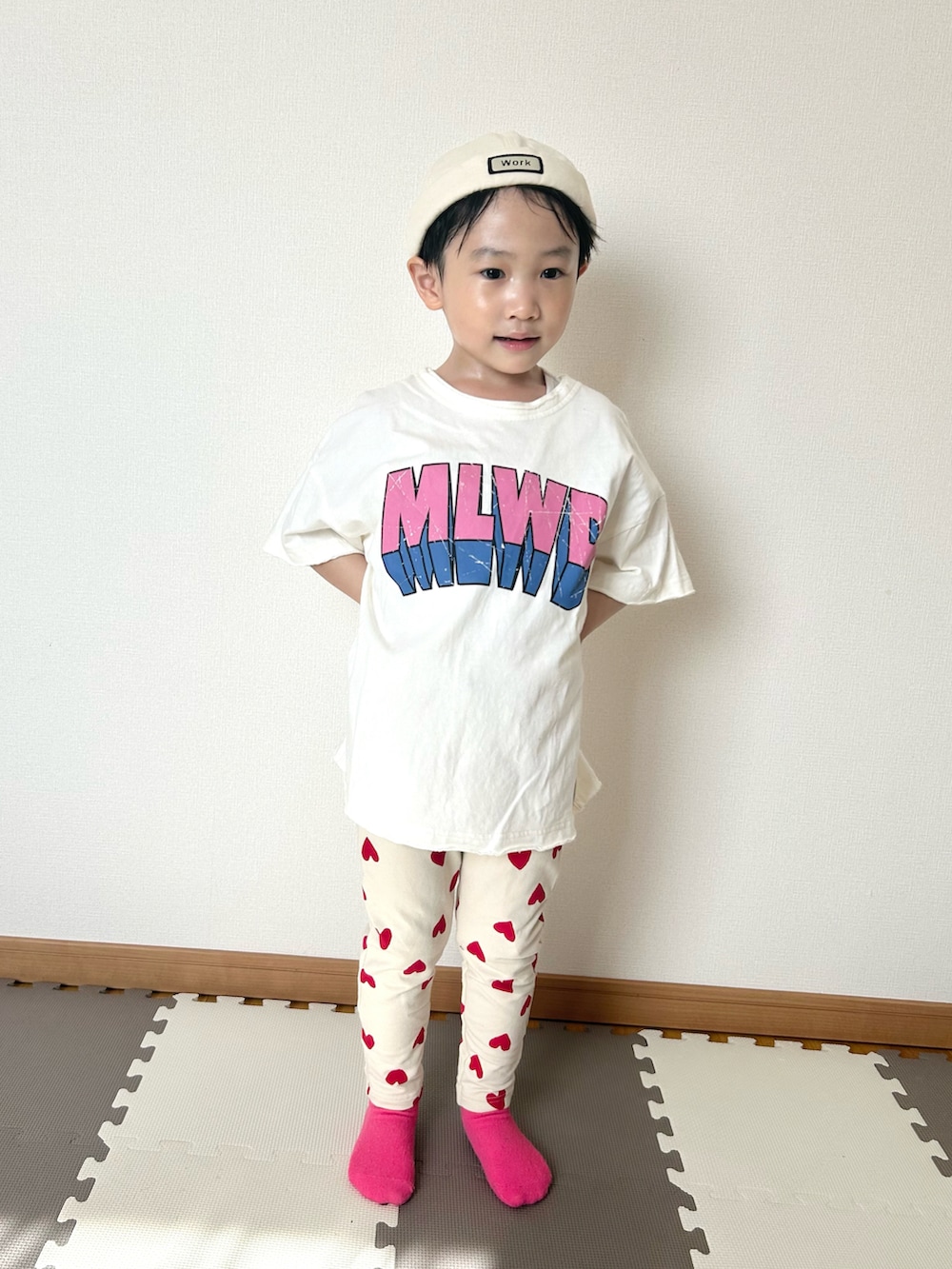 レッド系のその他パンツ、ホワイト系のTシャツ/カットソー、ホワイト系のキャップを着用したキッズの春コーディネートの2枚目の写真