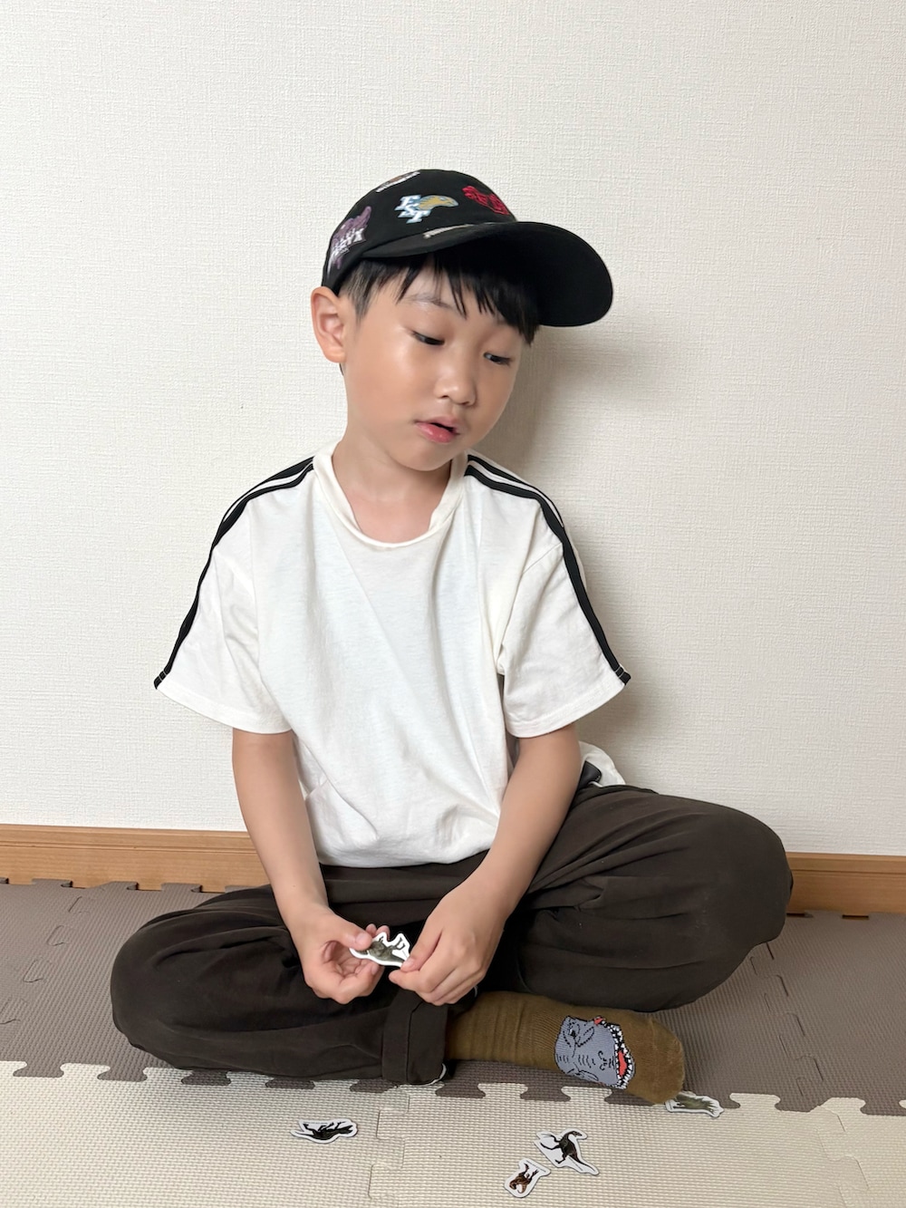 ホワイト系のTシャツ/カットソー、ブラウン系のチノパンツ、ベージュ系のソックス/靴下を着用したキッズの夏コーディネートの2枚目の写真