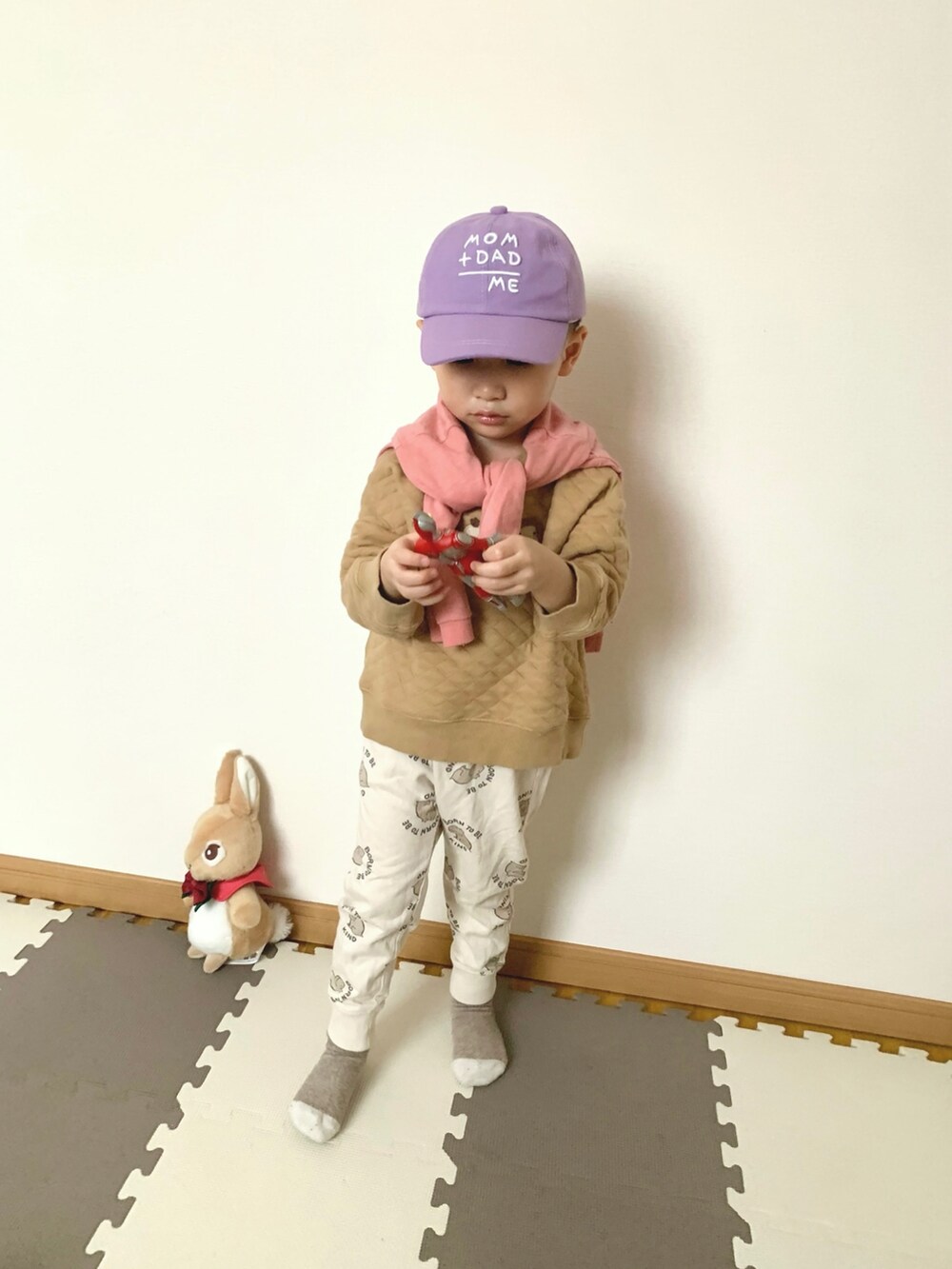 ベージュ系のスウェット、ホワイト系のスウェットパンツ、ピンク系のTシャツ/カットソーを着用したキッズの春コーディネートの4枚目の写真