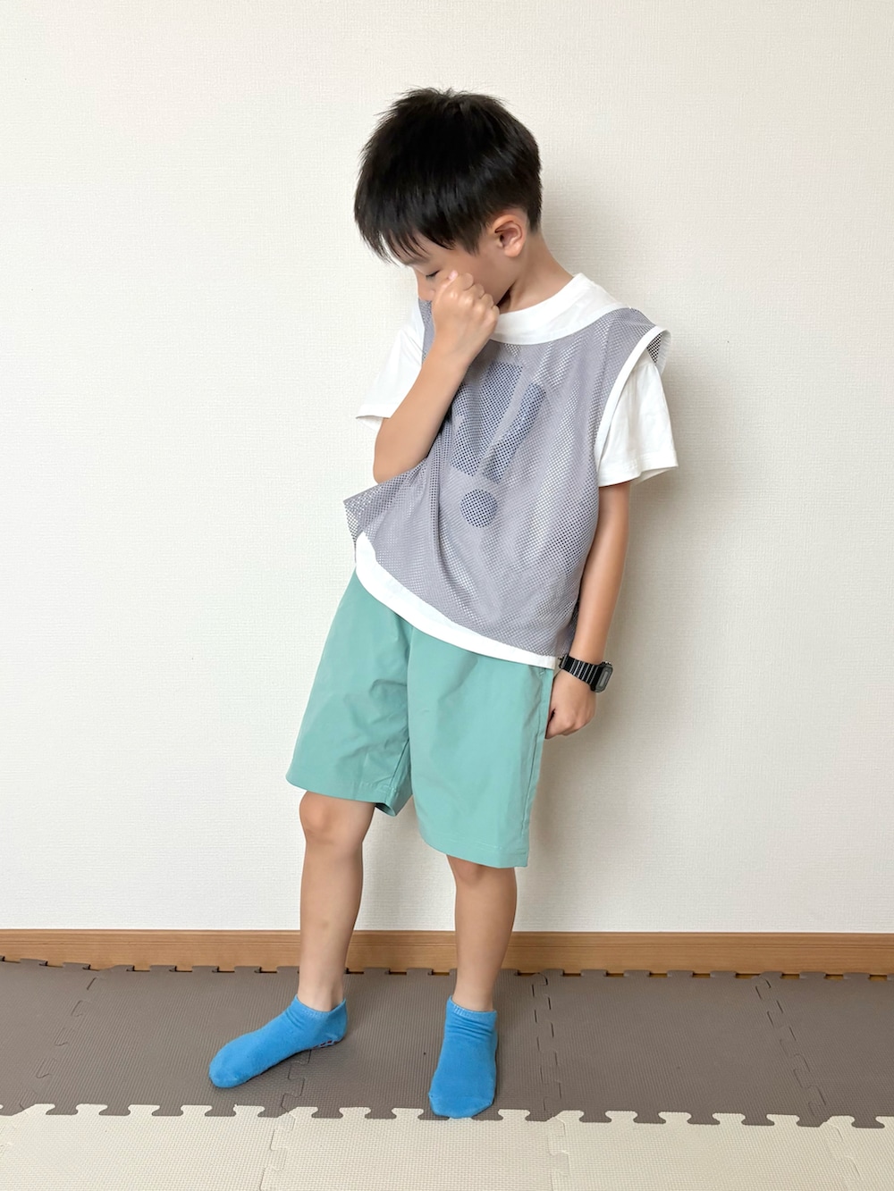 グリーン系のその他パンツ、ホワイト系のTシャツ/カットソー、ブラック系の腕時計を着用したキッズの夏コーディネートの2枚目の写真