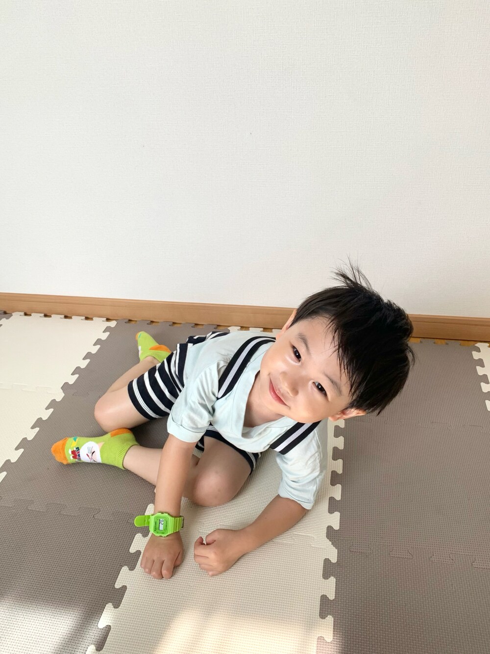 グリーン系のTシャツ/カットソー、ブラック系のスウェットパンツ、グリーン系のソックス/靴下を着用したキッズの夏コーディネートの4枚目の写真