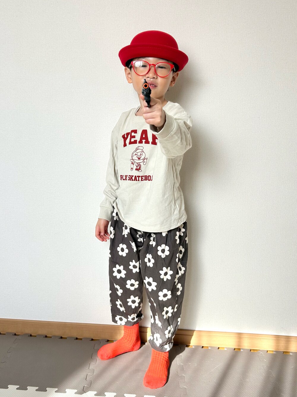 その他のTシャツ/カットソー、ブラック系のその他パンツ、レッド系のメガネを着用したキッズの春コーディネートの5枚目の写真