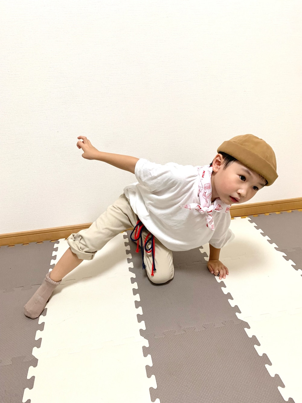 ホワイト系のタンクトップ、ベージュ系のチノパンツ、ホワイト系のTシャツ/カットソーを着用したキッズの夏コーディネートの4枚目の写真