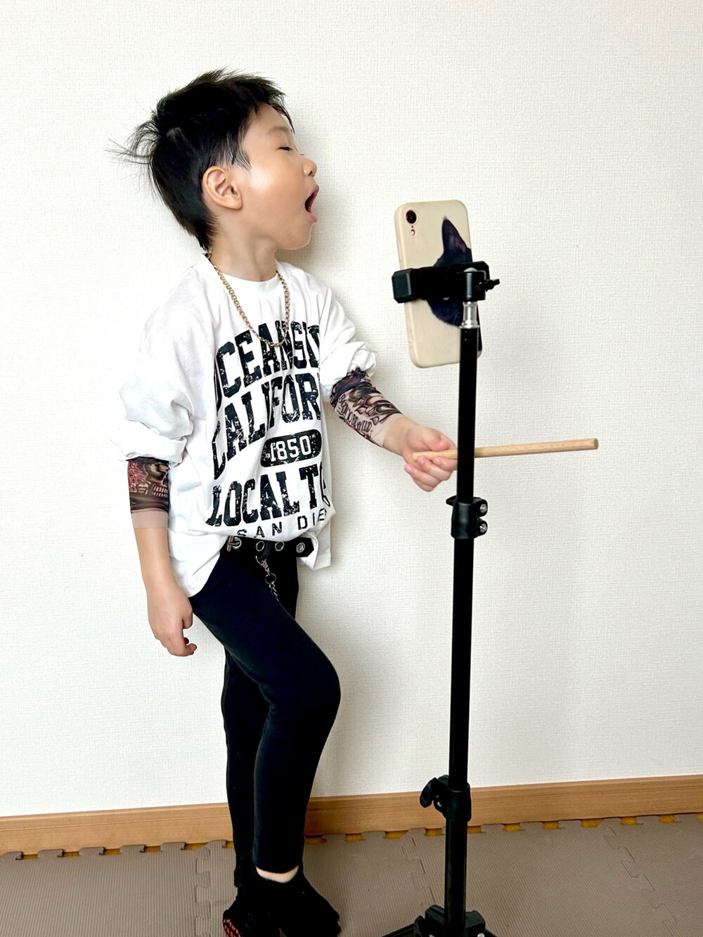 ホワイト系のTシャツ/カットソー、レッド系のTシャツ/カットソー、シルバー系のキーケース/キーアクセサリーを着用したキッズの春コーディネートの5枚目の写真