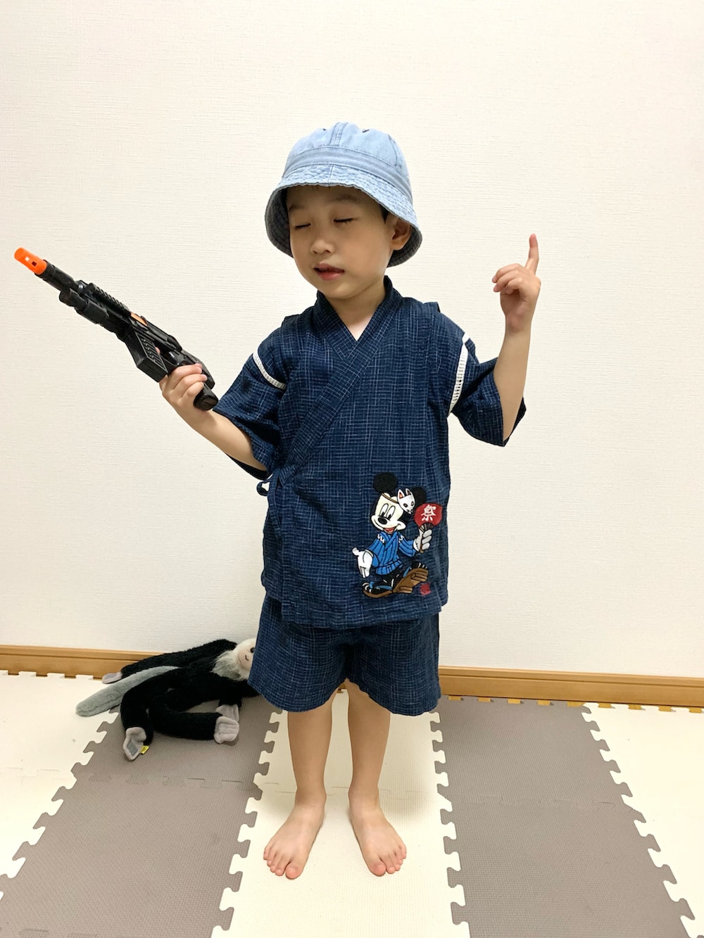 ブルー系のハット、ブルー系の浴衣、ブラック系のおもちゃを着用したキッズの夏コーディネートの4枚目の写真