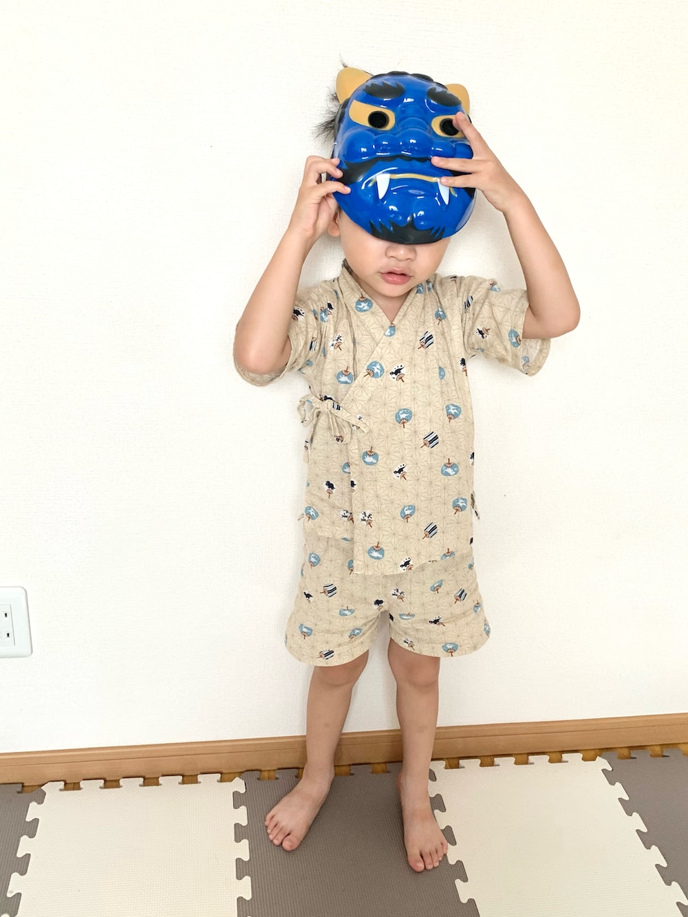 ベージュ系の浴衣、ベージュ系のその他、ブルー系のおもちゃを着用したキッズの夏コーディネートの3枚目の写真