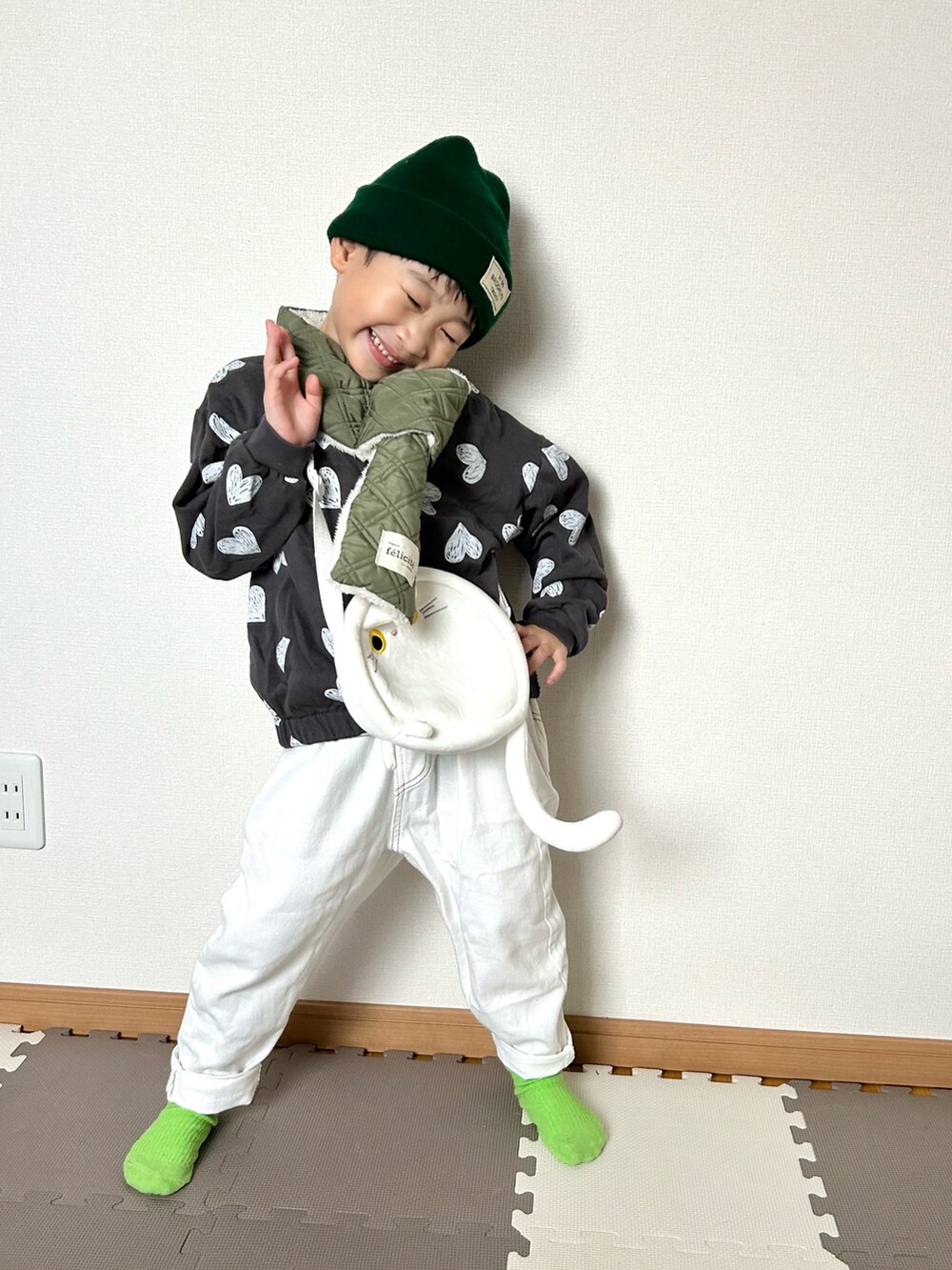 ホワイト系のデニムパンツ、グレー系のスウェット、ホワイト系のショルダーバッグを着用したキッズの秋コーディネートの2枚目の写真